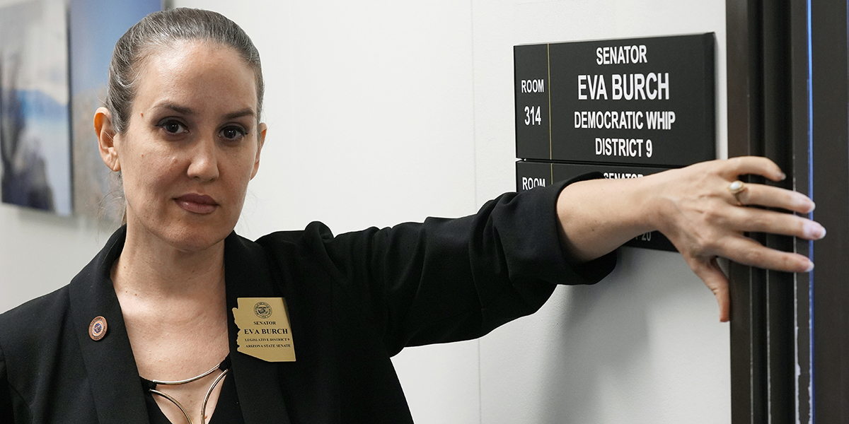 Senator Eva Burch i delstaten Arizona, utanför sitt kontor i Capitol tisdagen den 19 mars 2024 i Phoenix.