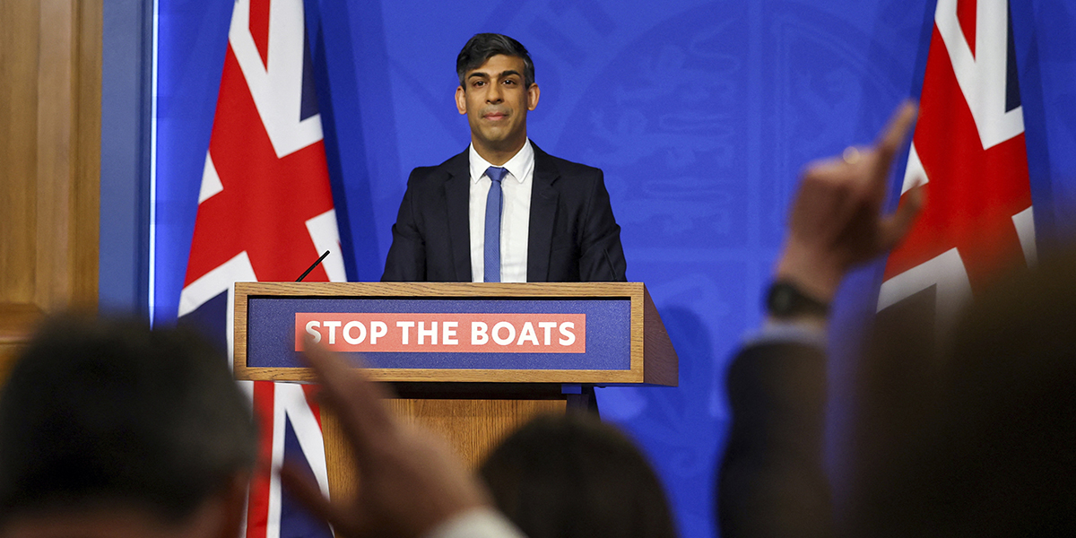 Storbritanniens premiärminister Rishi Sunak talar under en presskonferens på Downing Street i London måndagen den 22 april 2024.