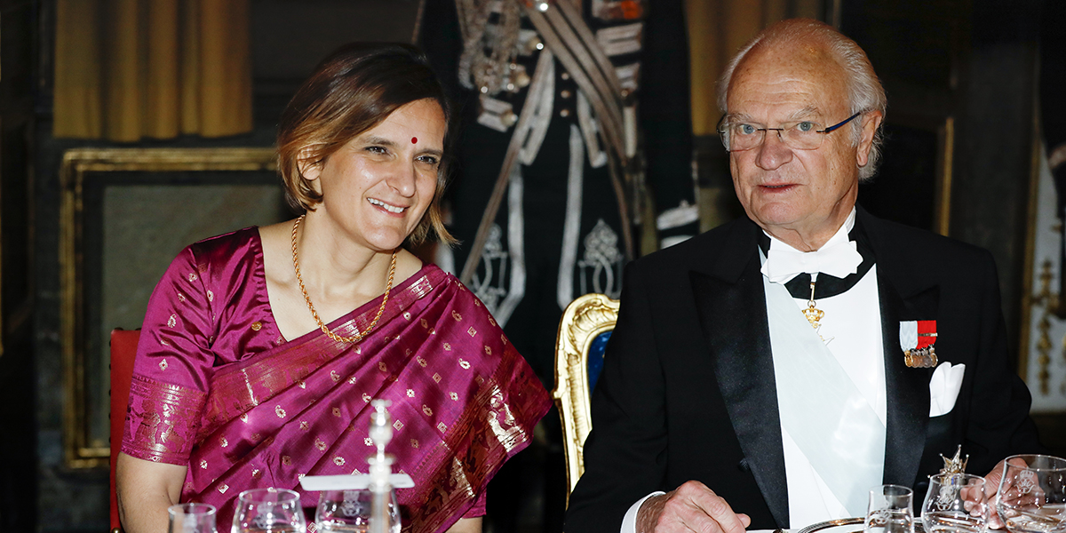 Nobelpristagaren i ekonomi Esther Duflo och kung Carl XVI Gustaf under kungens traditionsenliga middag för Nobelpristagarna på Stockholms slott, 2019.