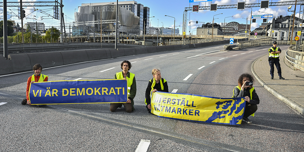 Klimatorganisationen Återställ Våtmarkerna genomför en demonstration på Centralbron i Stockholm i september 2023.