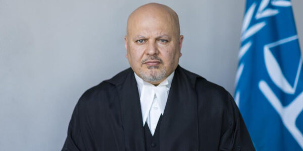 åklagare tittar rakt fram