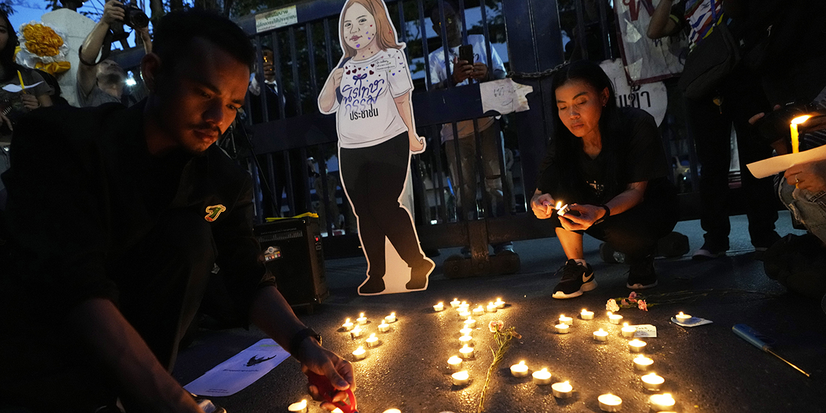 Thailändska aktivister tänder ljus under en vaka för Netiporn Sanesangkhom.