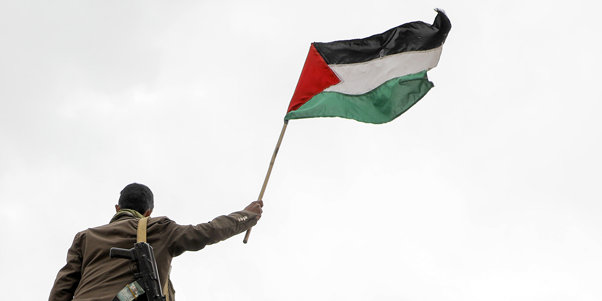 man med palestina-flagga