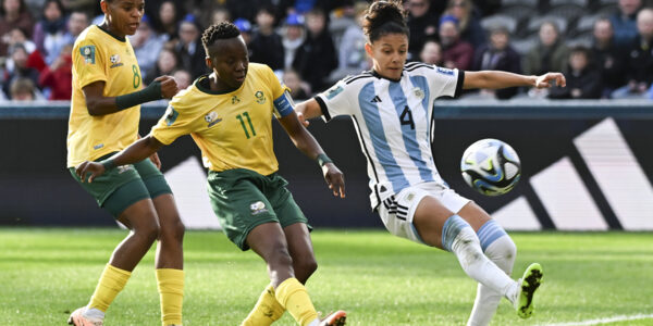 tre fotbollspelare i kamp om bollen