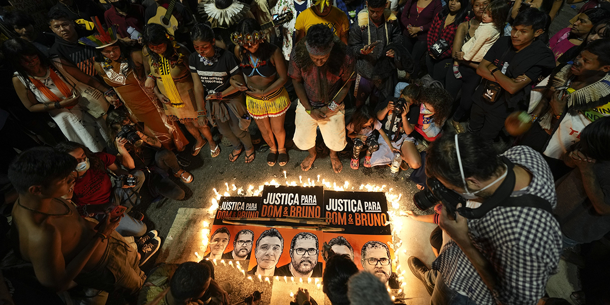 Ursprungsbefolkningen i Guarani och människorättsaktivister deltar i en valvaka i Sao Paulo, Brasilien, den 23 juni 2022, och kräver rättvisa kring den brittiska journalisten Dom Phillips och urfolksexperten Bruno Pereiras död.