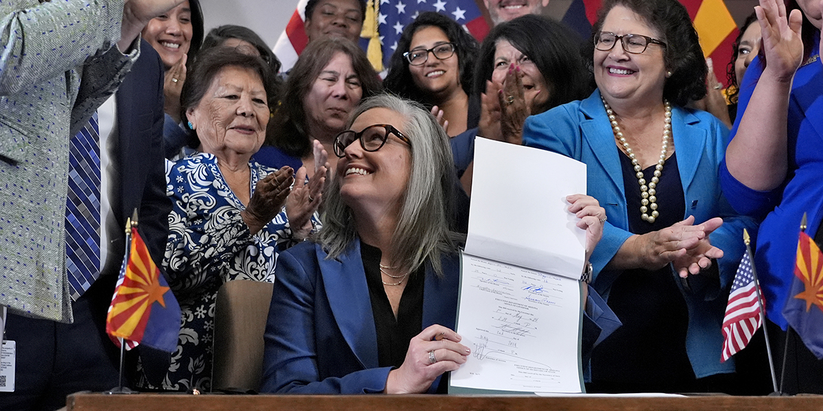 Arizonas guvernör Katie Hobbs ler efter att ha undertecknat upphävandet av inbördeskrigets nästan totala abortförbud, torsdagen den 2 maj 2024, på Capitol i Phoenix.