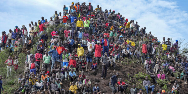 En åskådarskara på en kulle.