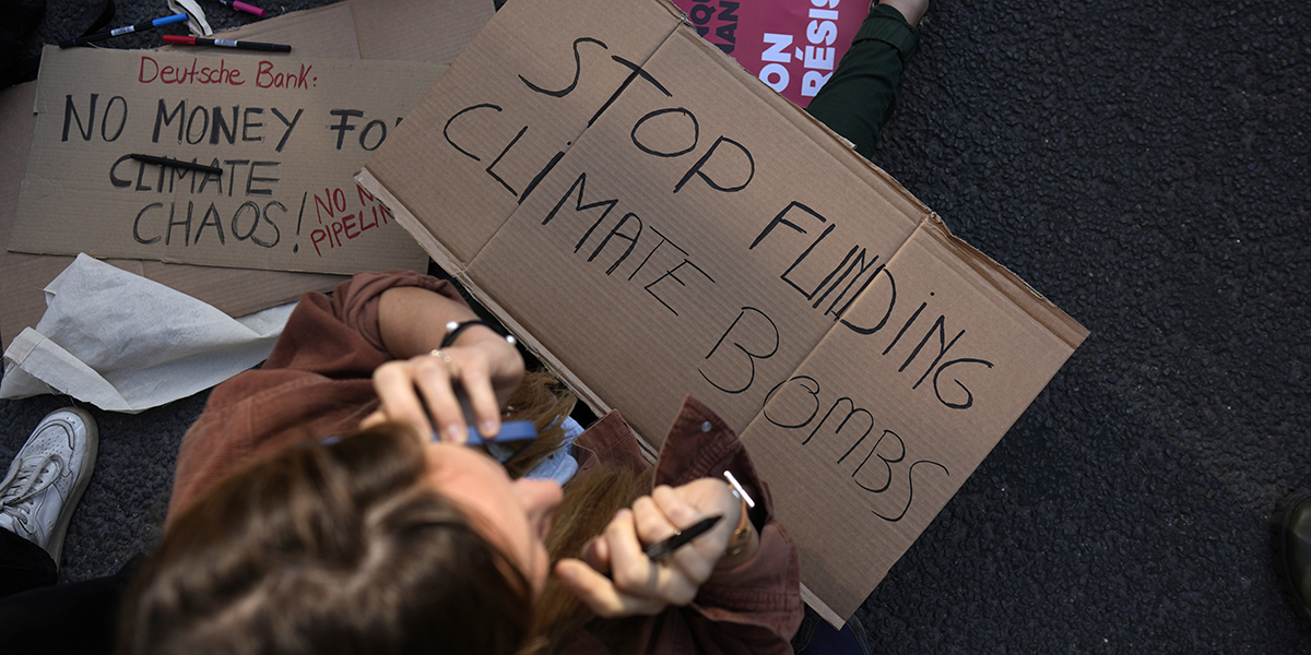 plakat med texten Stop funding climate bombs