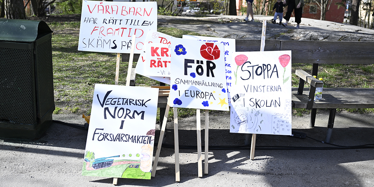 Plakat vid Socialdemokraterna förstamaj-firande i Sundbyberg.