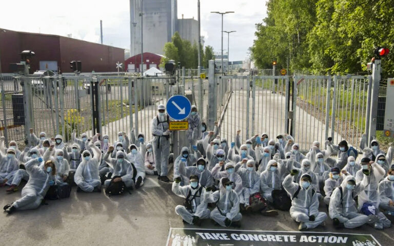 aktivister blockerar grindarna