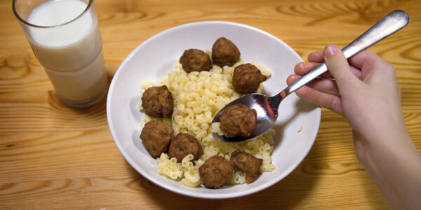 Köttbullar, makaroner och ett glas mjölk,