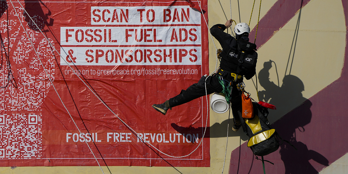 Klimataktivister protesterar vid ett Shell-raffinaderi