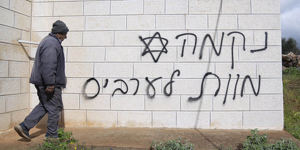 man går vid hebreisk grafitti