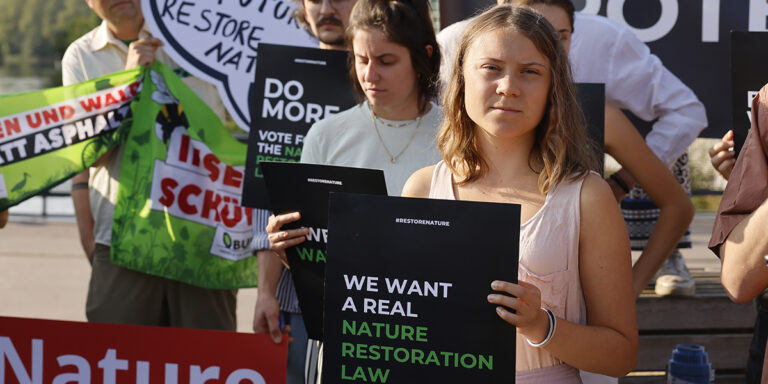 Greta Thunberg med plakat