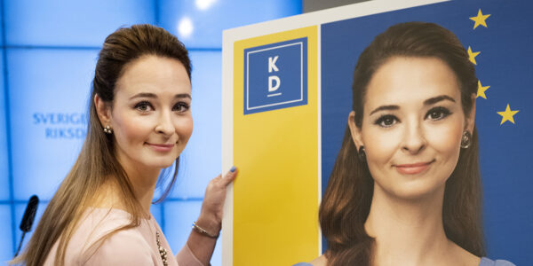 Alice Teodorescu Måwe med en EU-valaffich