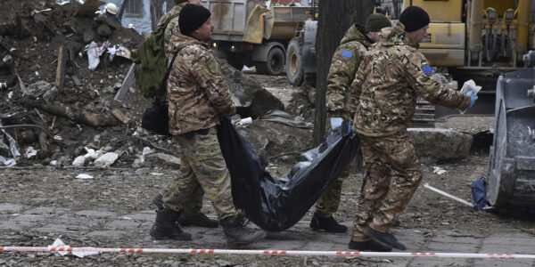 soldater bär på en död kropp