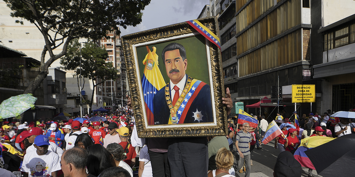 Demonstarnter med en tavla av president Nicolas Maduro