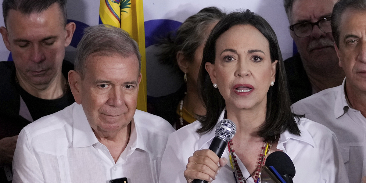 Maria Corina Machado, och Edmundo Gonzalez håller presskonferens efter att valmyndigheter förklarat president Nicolas Maduro som vinnare av presidentvalet i Caracas, Venezuela, måndagen den 29 juli 2024. Foto: AP Photo/Matias Delacroix