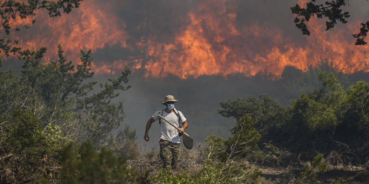 skogsbrand med flyende man