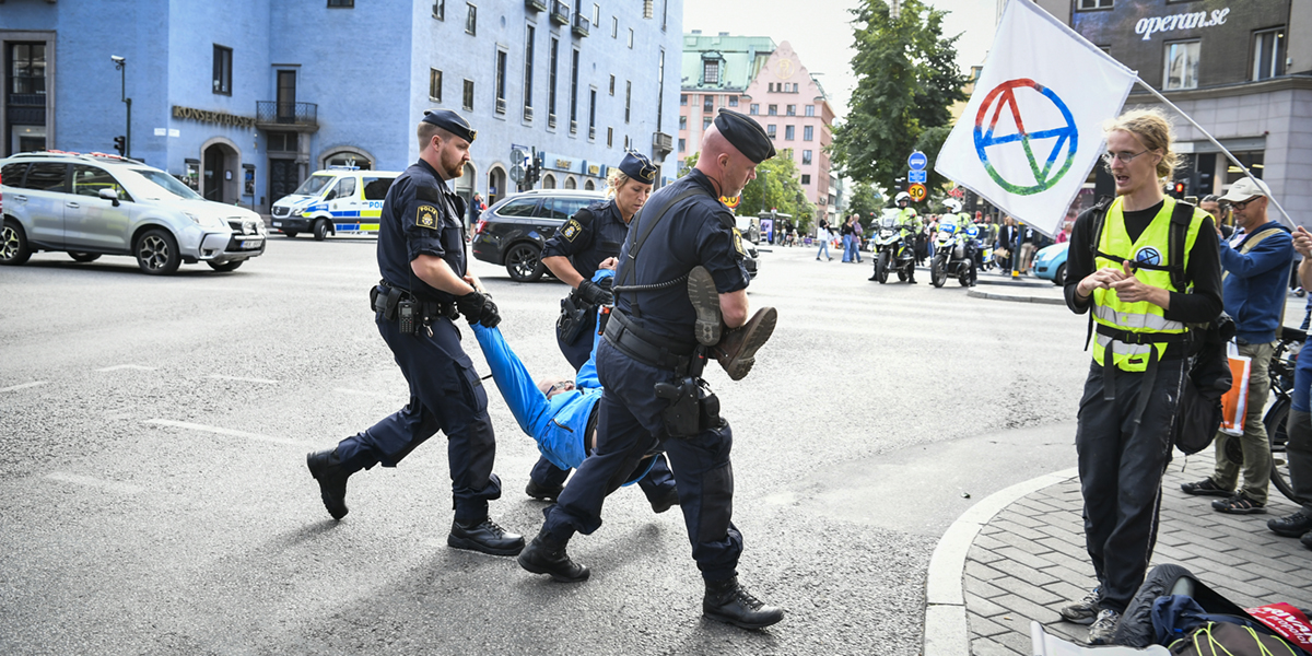 Polis lyfter bort klimataktivister