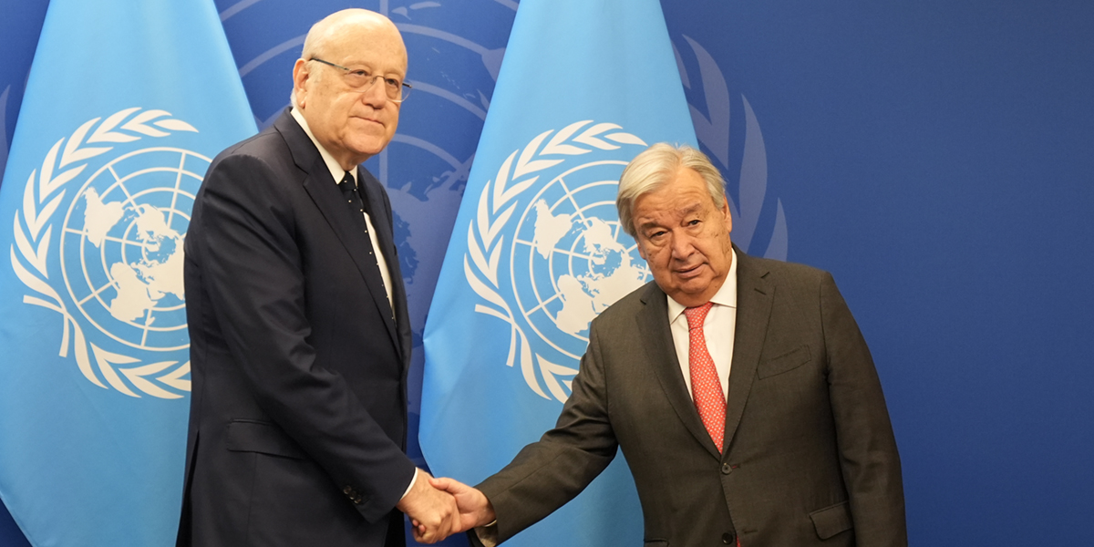 Libanons premiärminister Najib Mikati skakar hand med FN:s generalsekreterare Antonio Guterres,