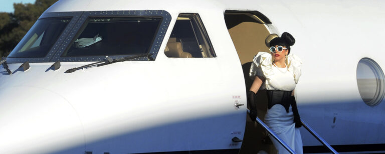 Lady Gaga vid sitt privatjet.