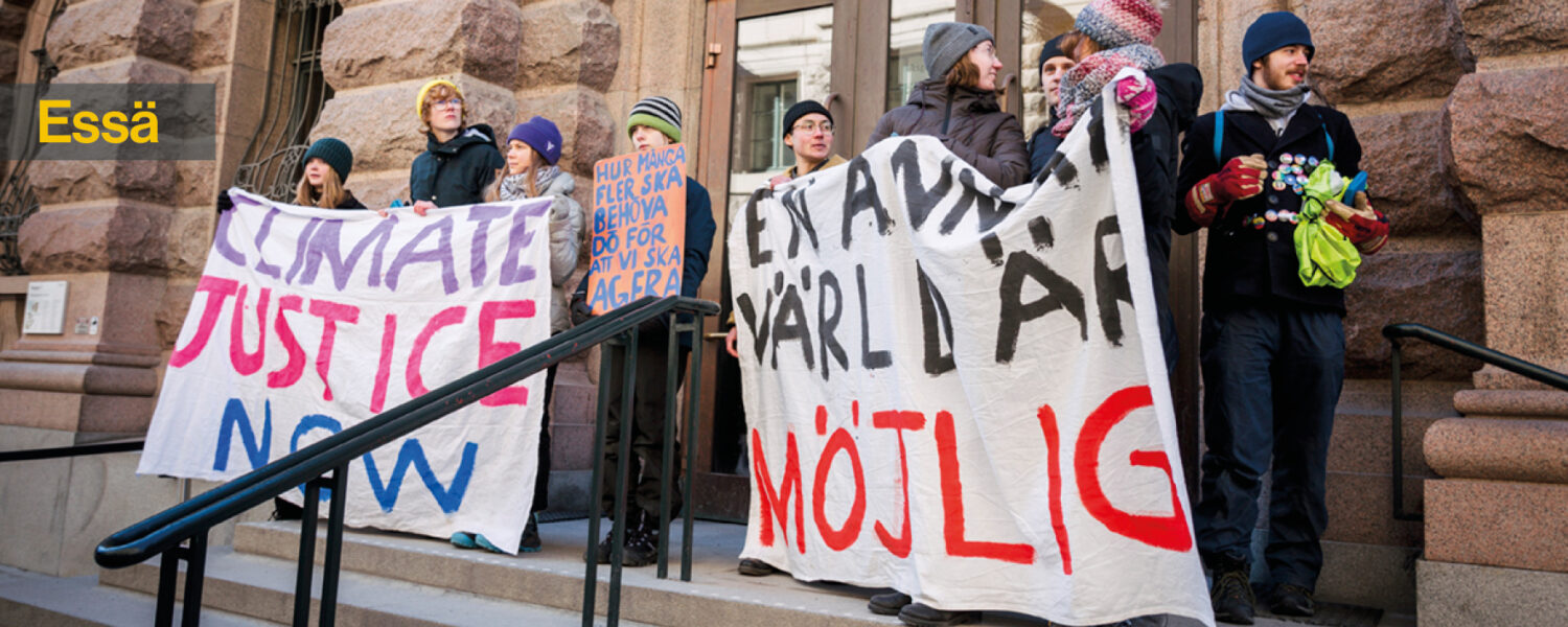 Klimataktivister protesterar utanför riksdagen.