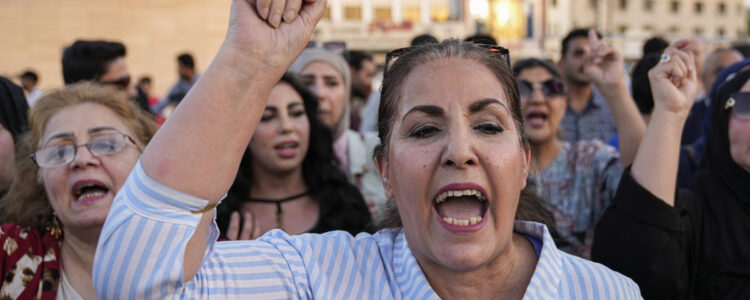 kvinnor höjer knytnäven och skriker