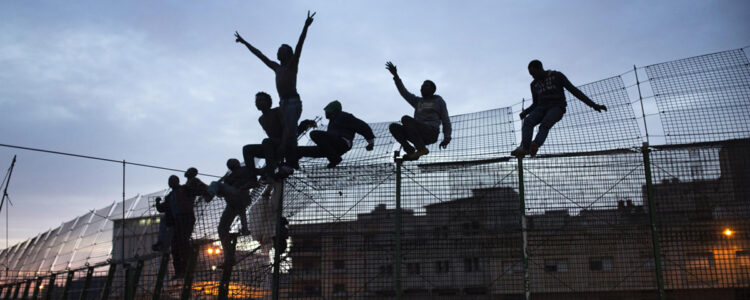 människor uppe på högt staket