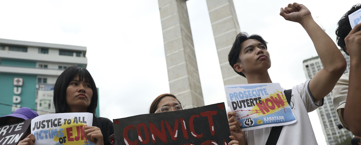 Studenter ställer sig bakom arresteringen av tidigare president Rodrigo Duterte, Quezon, Filippinerna, 11 mars 2025.