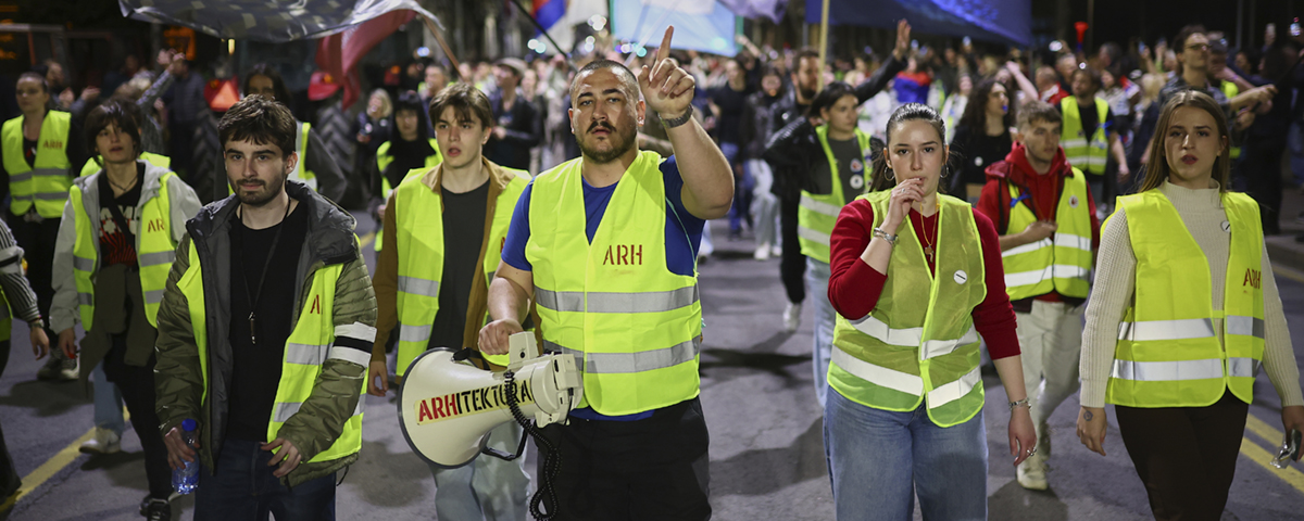 människor protesterar