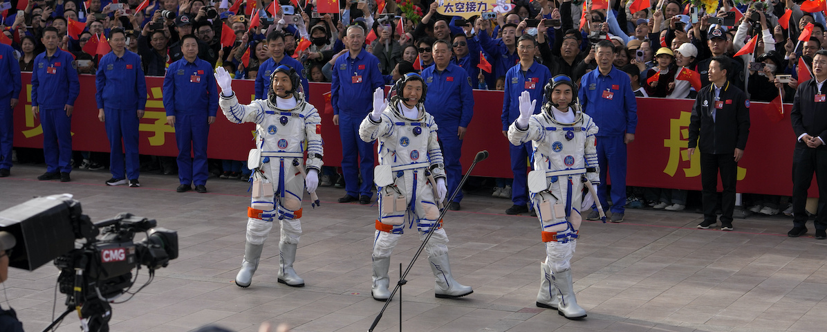 Astronauterna  Li Guangsu, Li Cong och Ye Guangfu möter publiken inför uppskjutningen av Shenzhou-18 från Inre Mongoliet i april 2024, i riktning mot Kinas rymdstation Tiangong (det himmelska palatset).