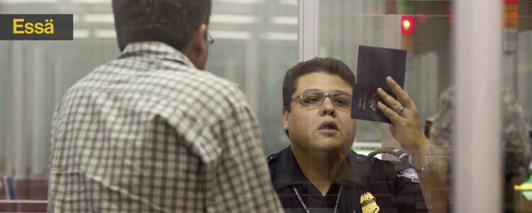 person kontrollera en annan persons pass