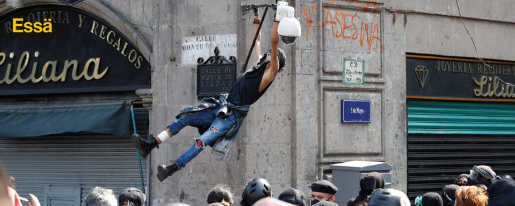 En man river ner en övervakningskamera