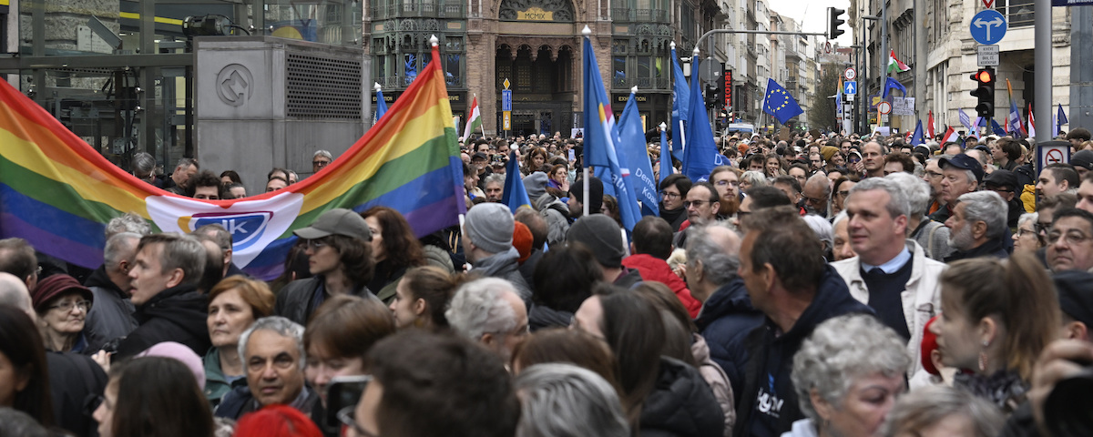 Protester i Budapest efter att Ungern förbjudit Pride-evenemang, 25 mars 2025.