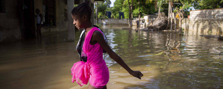 kvinna vadar mellan hus