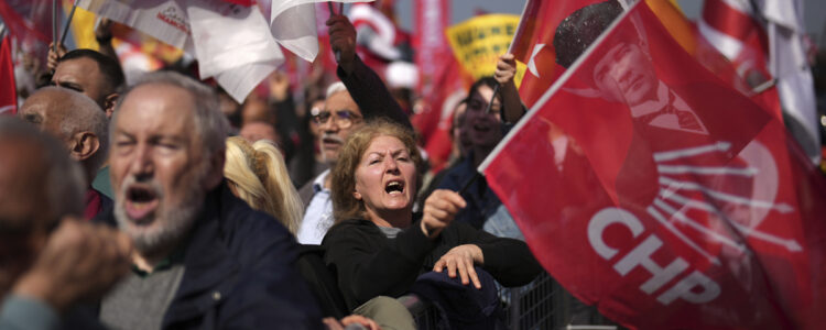 två personer skriker i protest