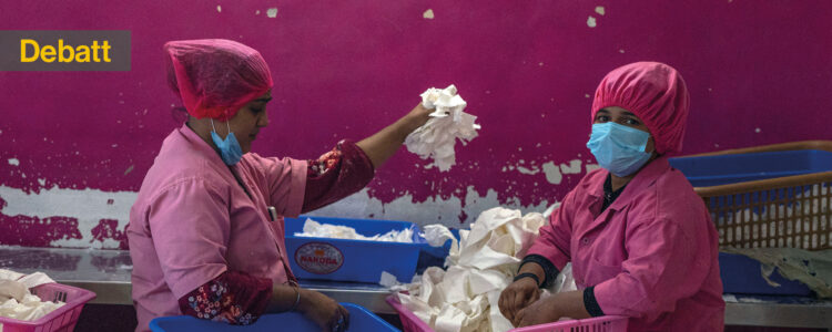 två kvinnor i rosa sköterskekläder