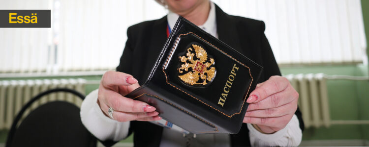 passkontrollant synar ett pass