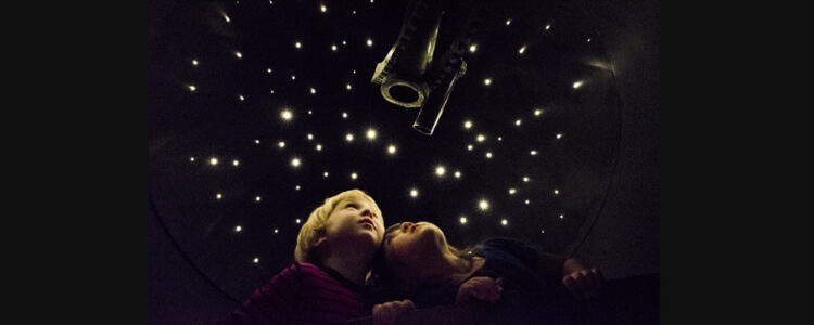 Barn tittar i stjärnkikare