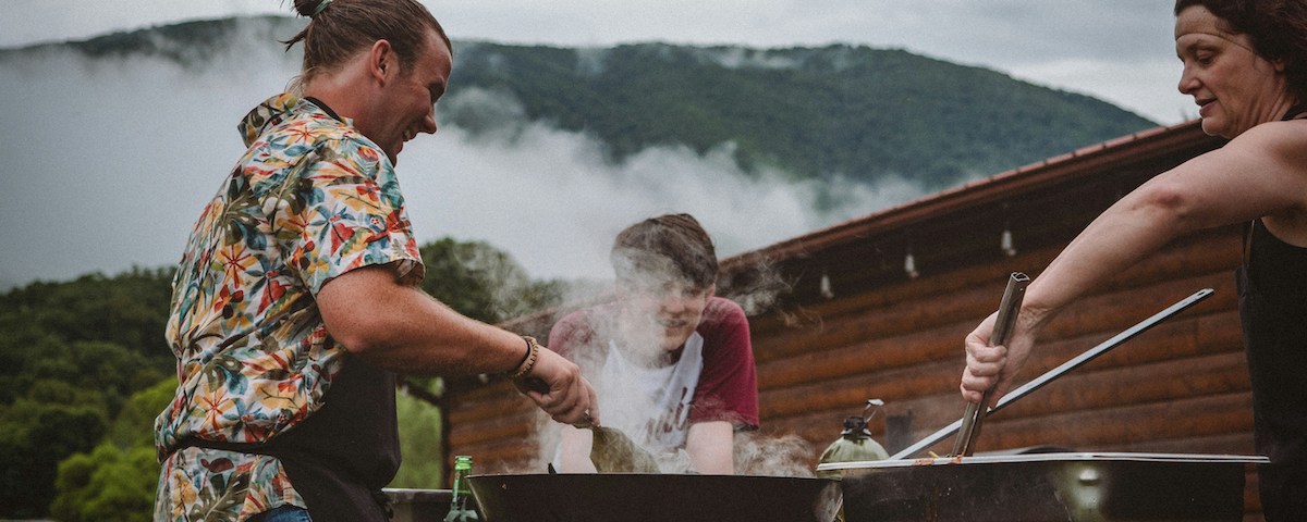 Forskare menar att normer som kopplar köttätande till maskulinitet är en av orsakerna till mäns högre klimatbelastning.