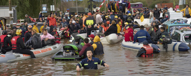 människor räddas ur vatten
