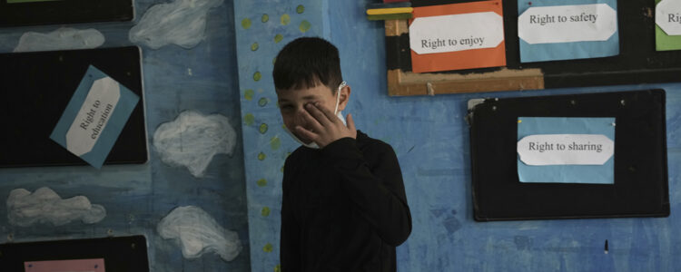 skolbarn gnuggar sig i ögat