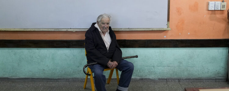José "Pepe" Mujica citter på en stol