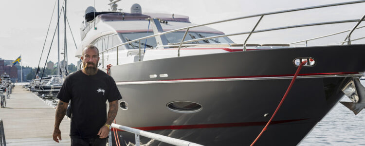 Jan Emanuel Johansson vid sin lyx-yacht