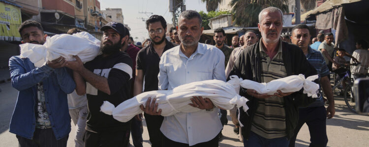 Palestinier bär dödade insvepta i lakan