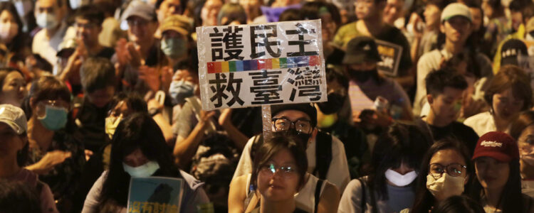 folksamling med plakat