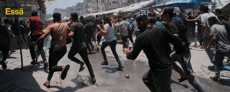 människor flyr undan bombning av marknad