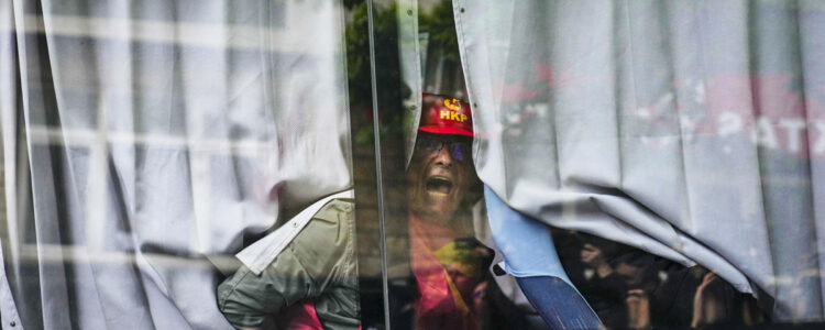 man ropar bakom fönster