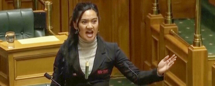 kvinna utför en haka